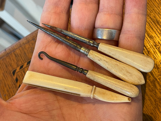 Antique British Sewing Tools – Bone Stilettos, Crochet Hook & Thread Cutter (c.1880–1910)9
