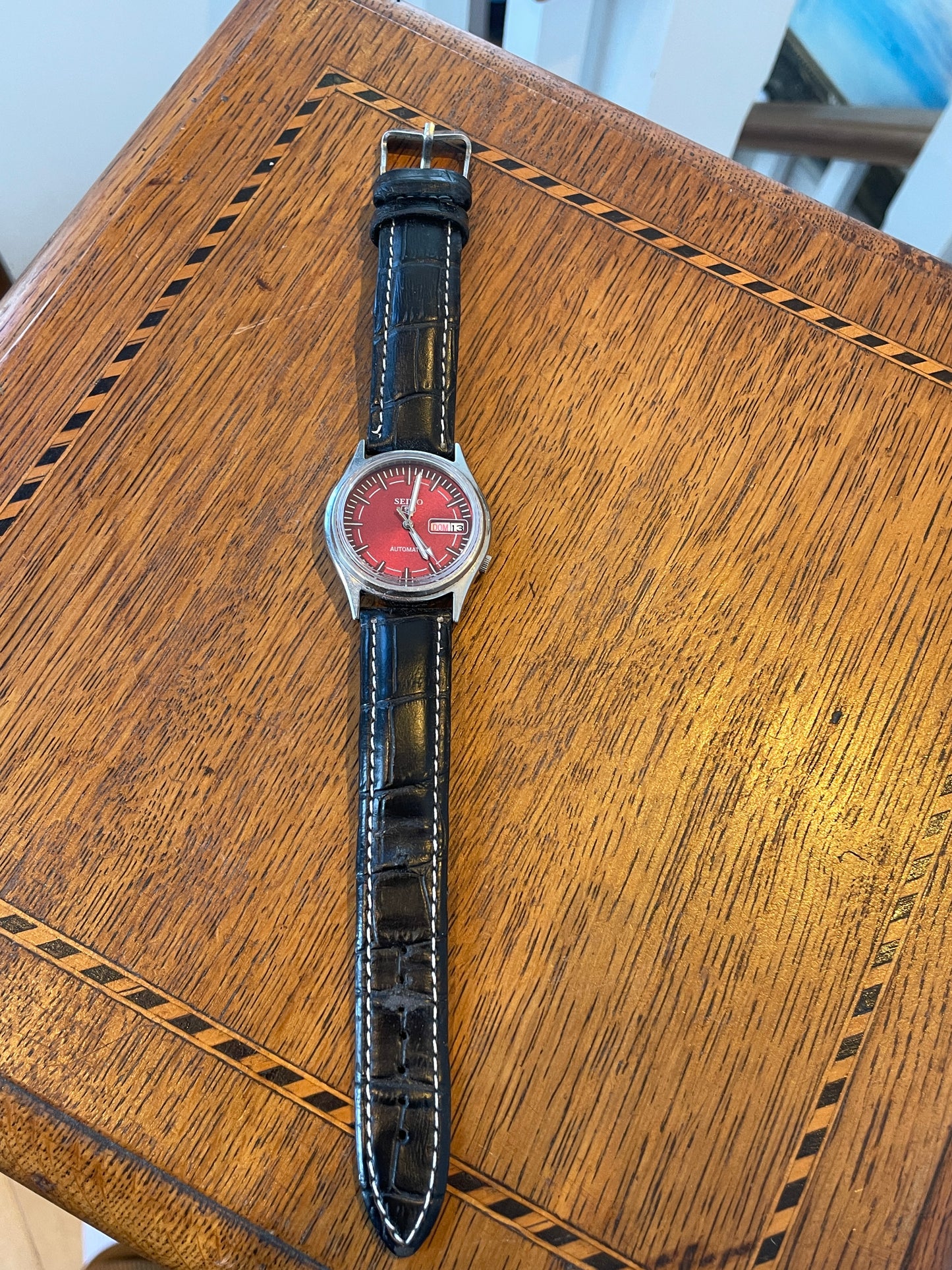 Vintage Seiko 5 Automatic Wristwatch – Red Sunburst Dial with Day–Date Display (35mm, Japan Made)