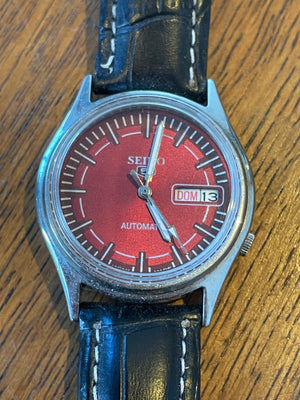 Vintage Seiko 5 Automatic Wristwatch – Red Sunburst Dial with Day–Date Display (35mm, Japan Made)