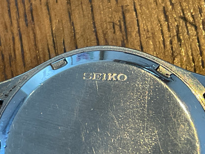 Vintage Seiko 5 Automatic Wristwatch – Red Sunburst Dial with Day–Date Display (35mm, Japan Made)