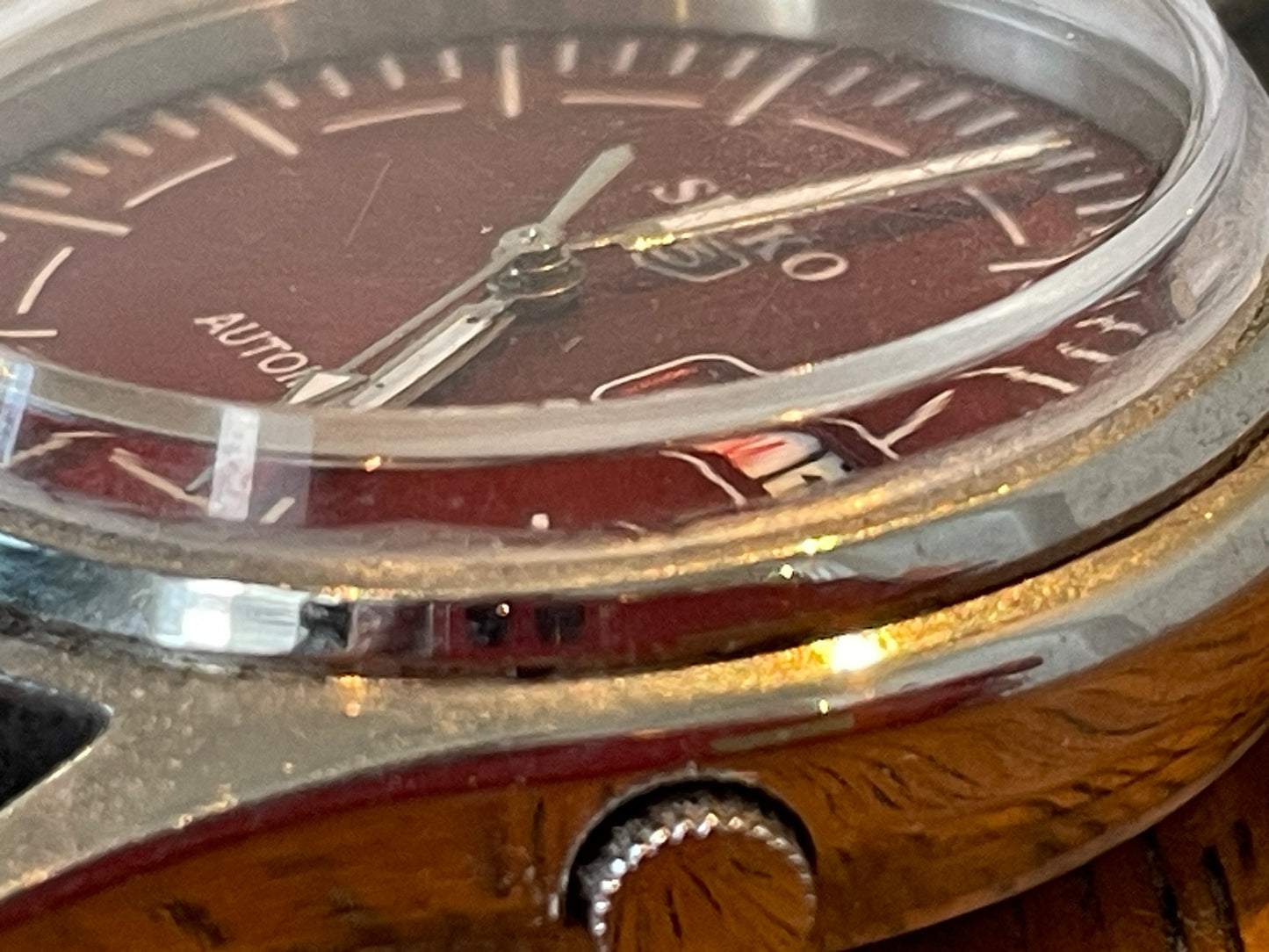 Vintage Seiko 5 Automatic Wristwatch – Red Sunburst Dial with Day–Date Display (35mm, Japan Made)