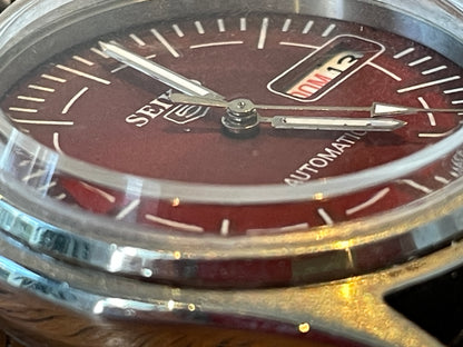 Vintage Seiko 5 Automatic Wristwatch – Red Sunburst Dial with Day–Date Display (35mm, Japan Made)