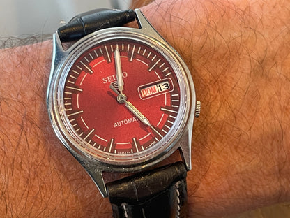 Vintage Seiko 5 Automatic Wristwatch – Red Sunburst Dial with Day–Date Display (35mm, Japan Made)