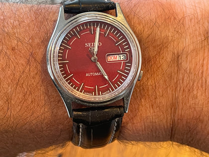 Vintage Seiko 5 Automatic Wristwatch – Red Sunburst Dial with Day–Date Display (35mm, Japan Made)