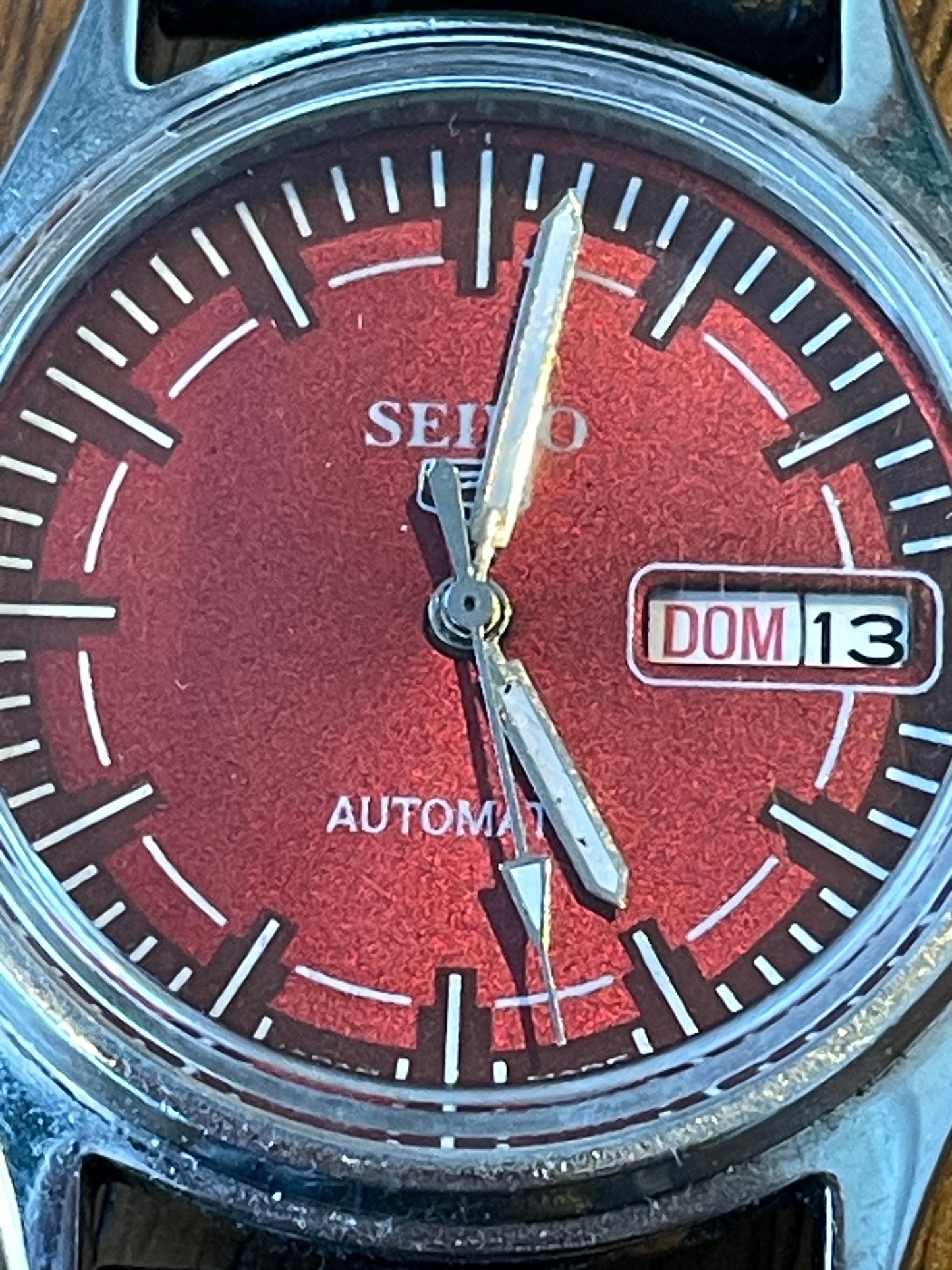 Vintage Seiko 5 Automatic Wristwatch – Red Sunburst Dial with Day–Date Display (35mm, Japan Made)