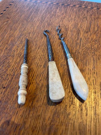 Antique British Bone-Handled Sewing & Craft Tools – Mixed Lot of Awls, Hooks & Stilettos (c.1850–1900)2