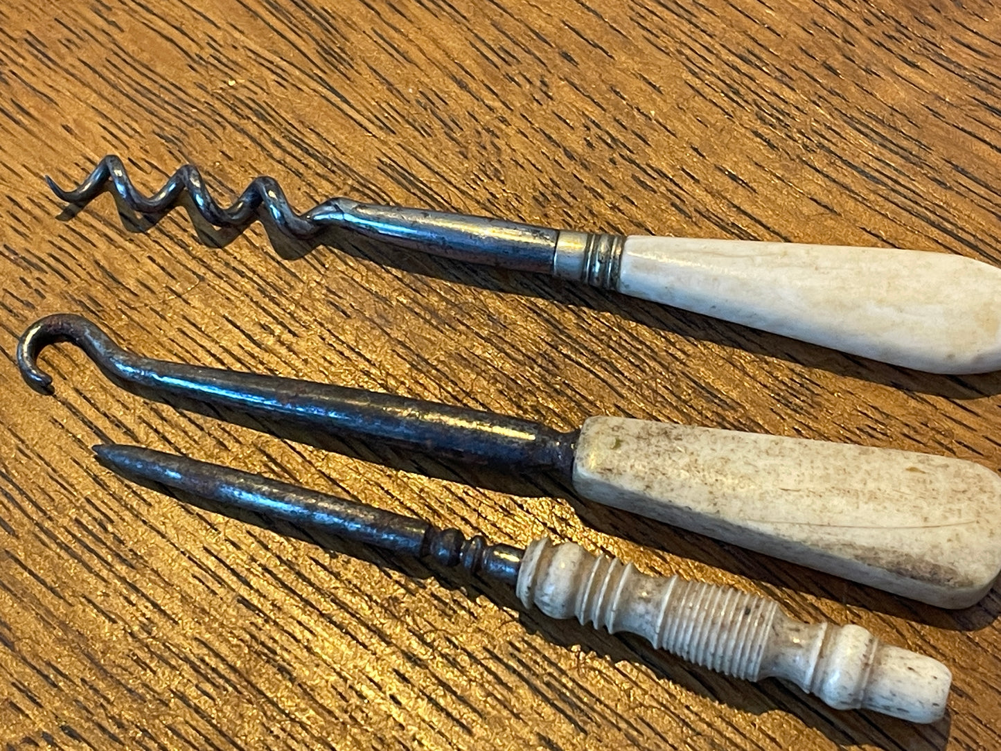 Antique British Bone-Handled Sewing & Craft Tools – Mixed Lot of Awls, Hooks & Stilettos (c.1850–1900)2