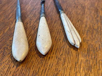 Antique British Bone-Handled Sewing & Craft Tools – Mixed Lot of Awls, Hooks & Stilettos (c.1850–1900)3