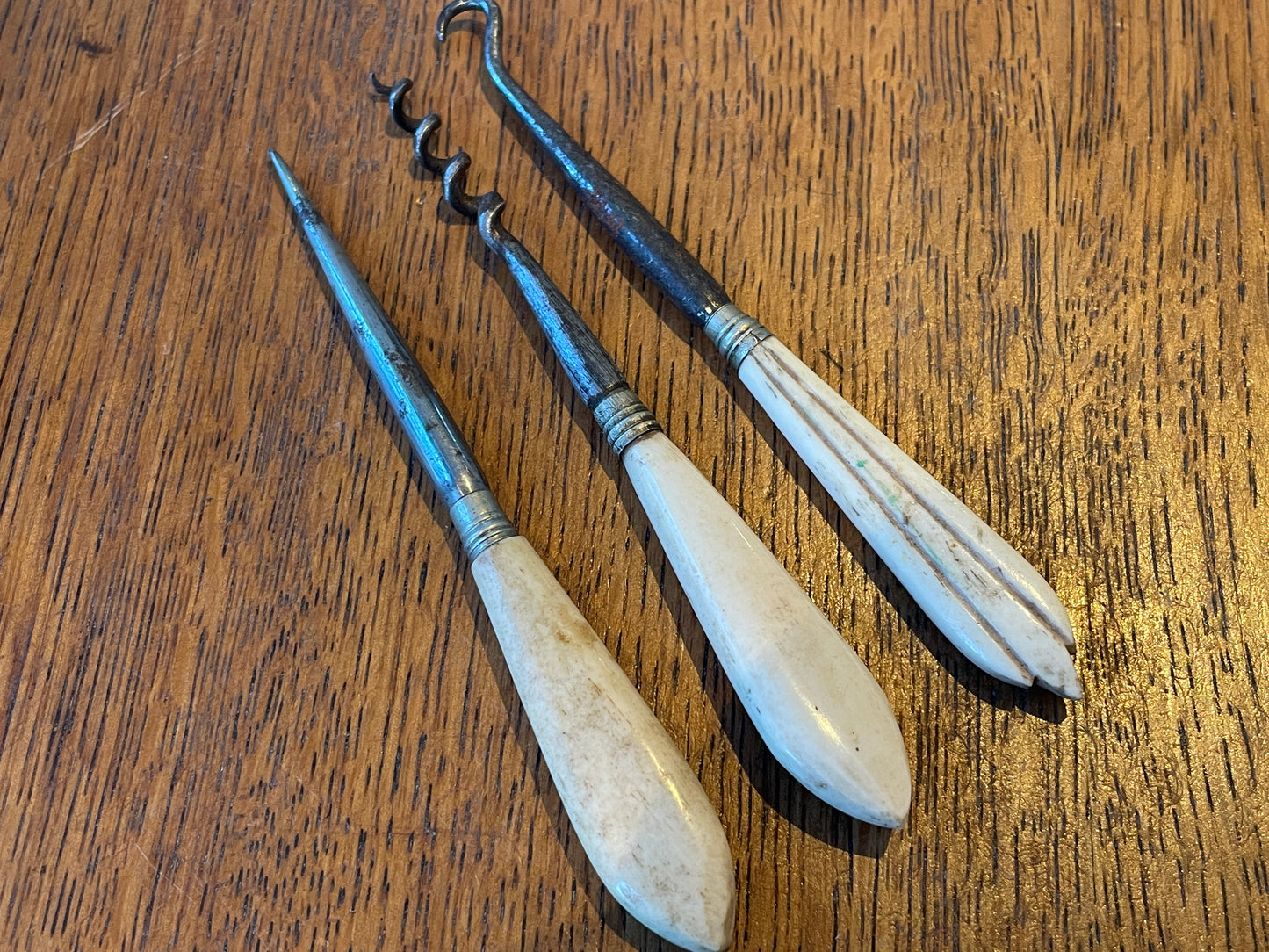 Antique British Bone-Handled Sewing & Craft Tools – Mixed Lot of Awls, Hooks & Stilettos (c.1850–1900)3
