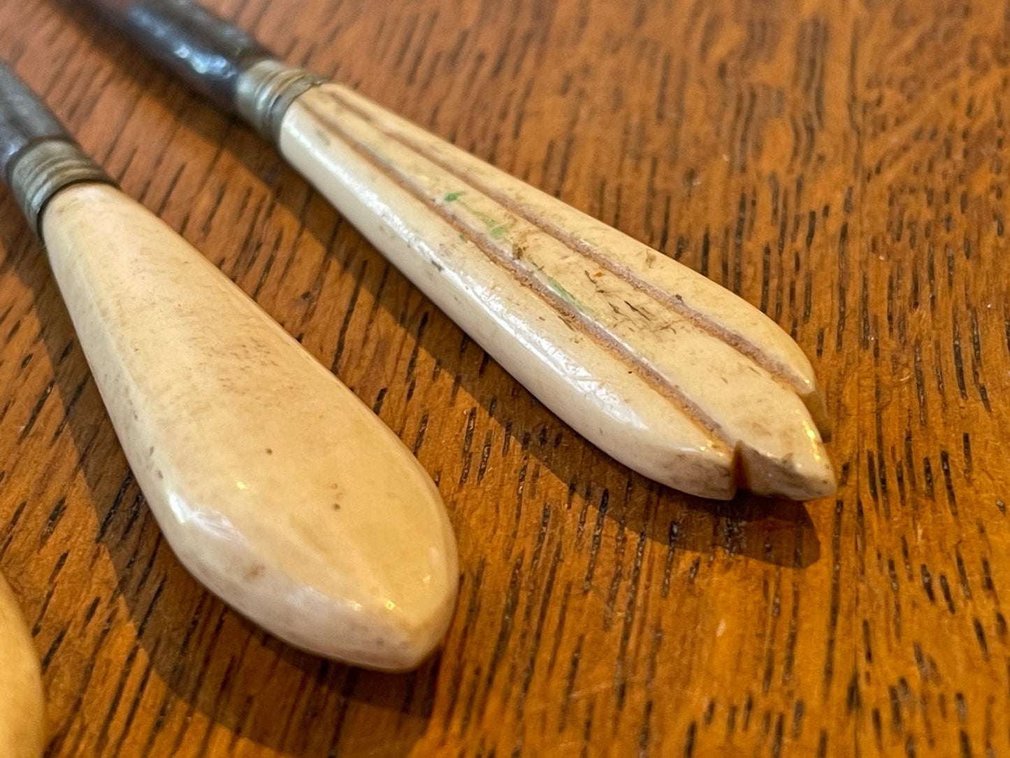 Antique British Bone-Handled Sewing & Craft Tools – Mixed Lot of Awls, Hooks & Stilettos (c.1850–1900)3