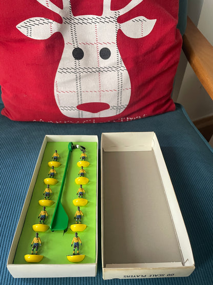 Vintage Subbuteo Brazil Table Soccer Team – OO Scale Players in Original Box (c.1960s–70s)