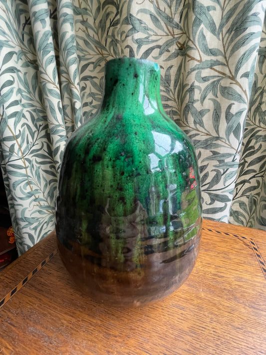 Vintage Studio Pottery Vase – Green Drip Glaze Bottle Form, Incised V15 / VIS ACCOPAC Mark (c.1970s–1980s)