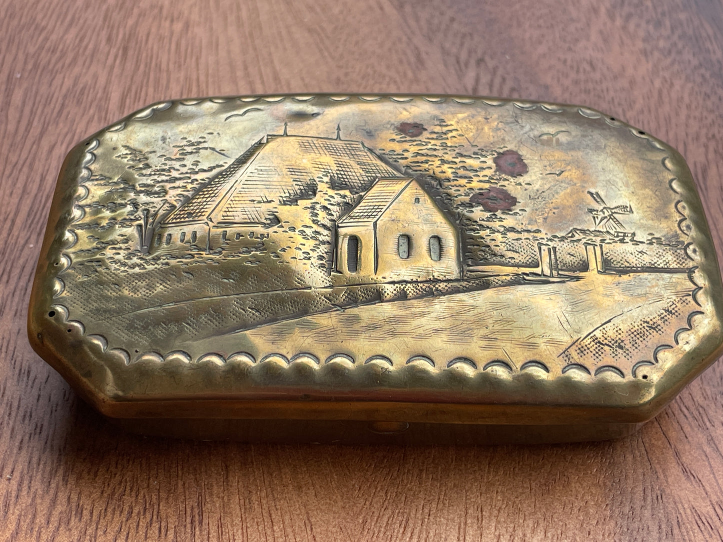 Friesche Koper Kunst embossed brass/copper hinged tobacco tin - Frisian copper art 10.5cm wide