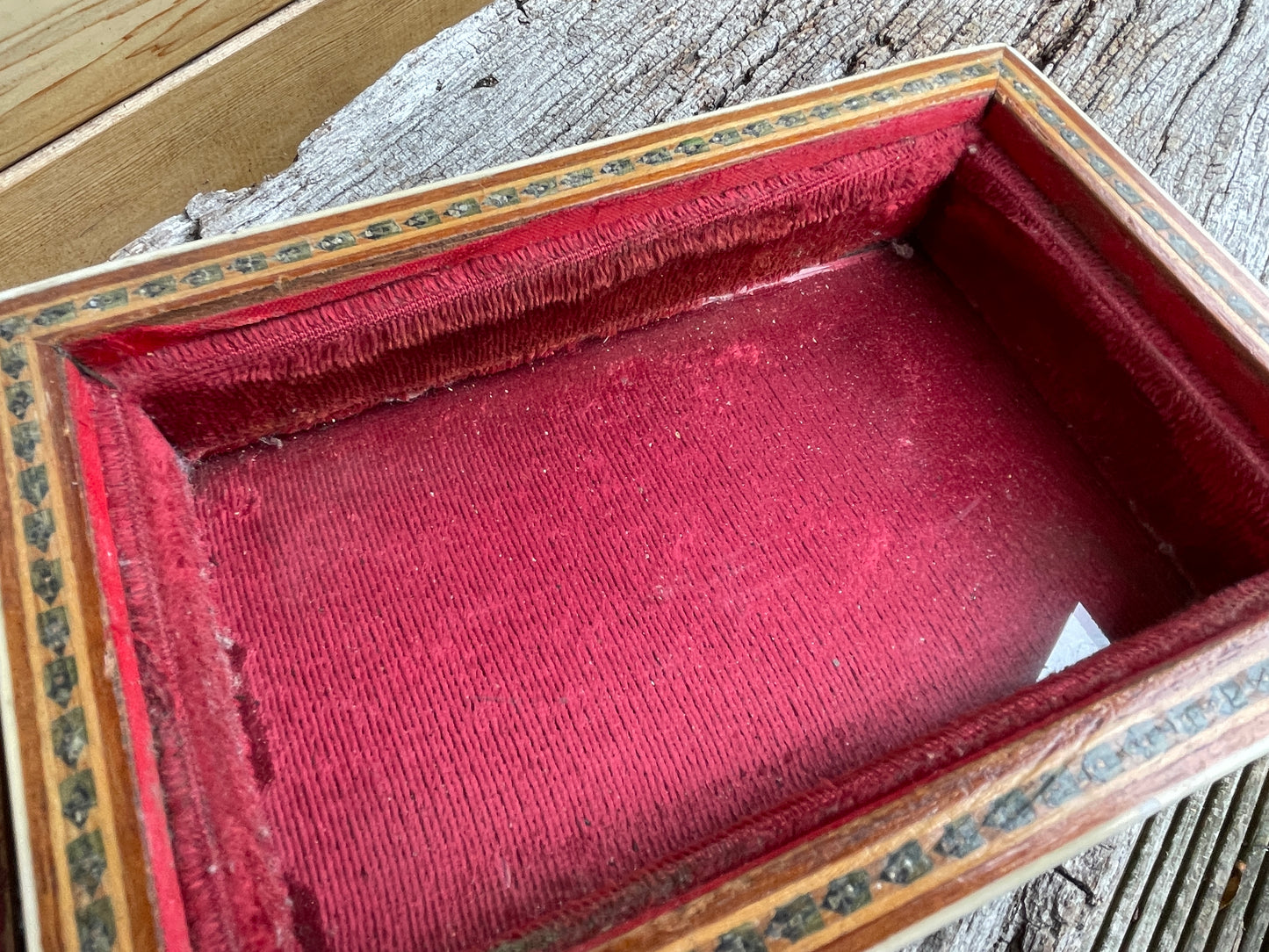 Anglo Indian Sadeli jewellery box 1920's with ruched velvet interior 17cm wide