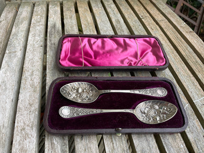 Pair of 925 silver hallmarked berry spoons in original velvet lined case c1910