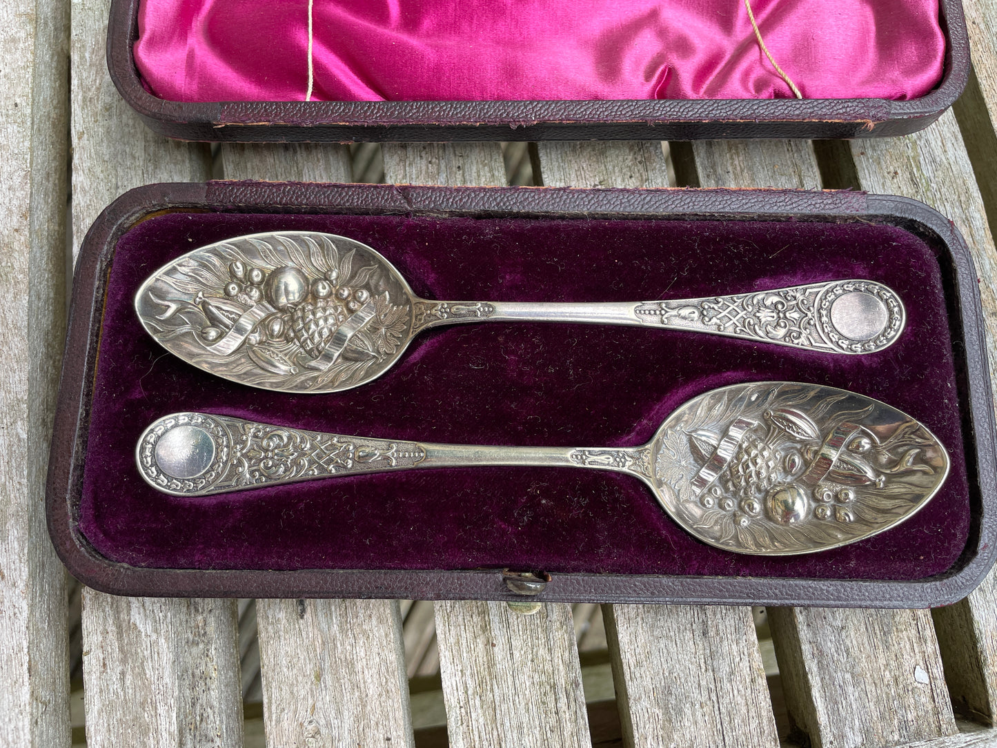 Pair of 925 silver hallmarked berry spoons in original velvet lined case c1910