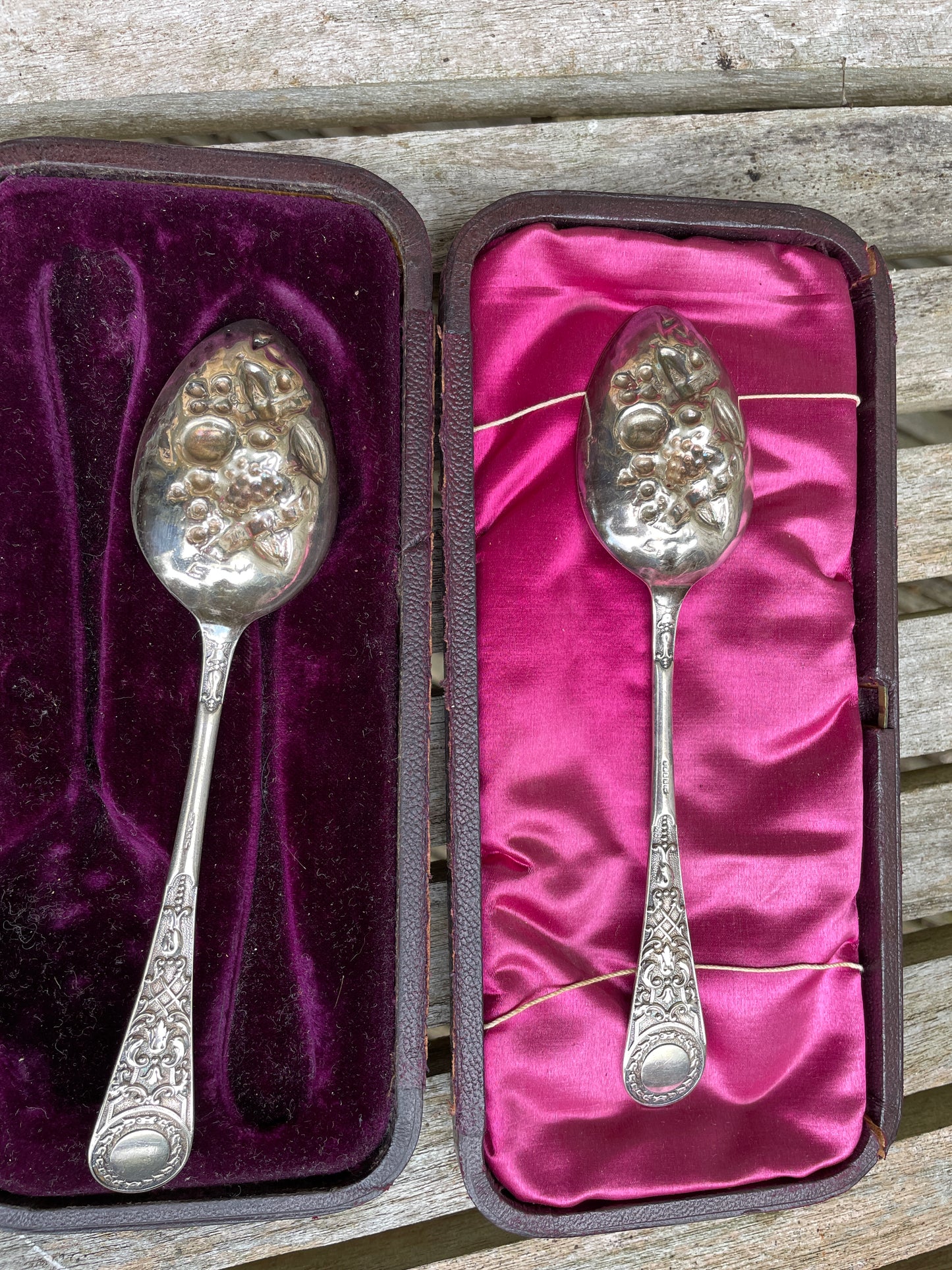 Pair of 925 silver hallmarked berry spoons in original velvet lined case c1910