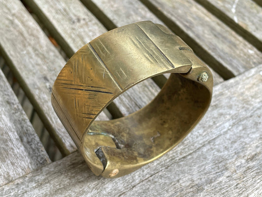 Antique heavy brass Tribal cuff bracelet bangle with hatched engraved pattern 170g