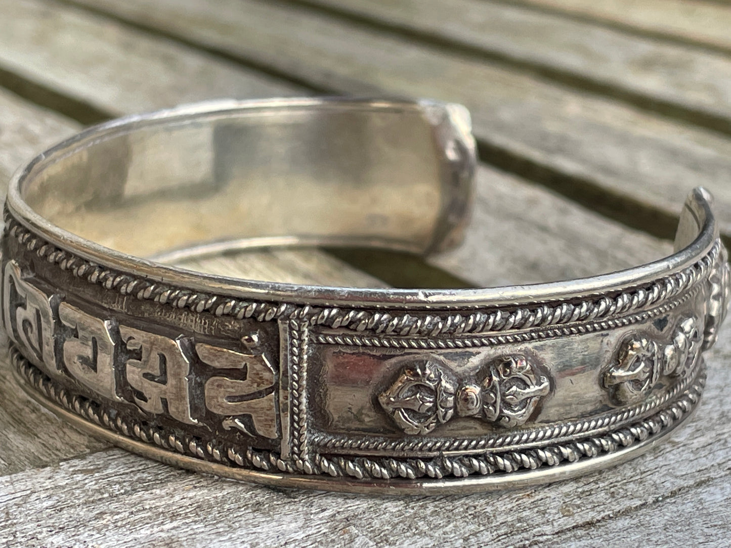 Handcrafted burnished silver ethnic bangle from Northern India 39g