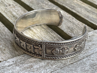 Handcrafted burnished silver ethnic bangle from Northern India 39g