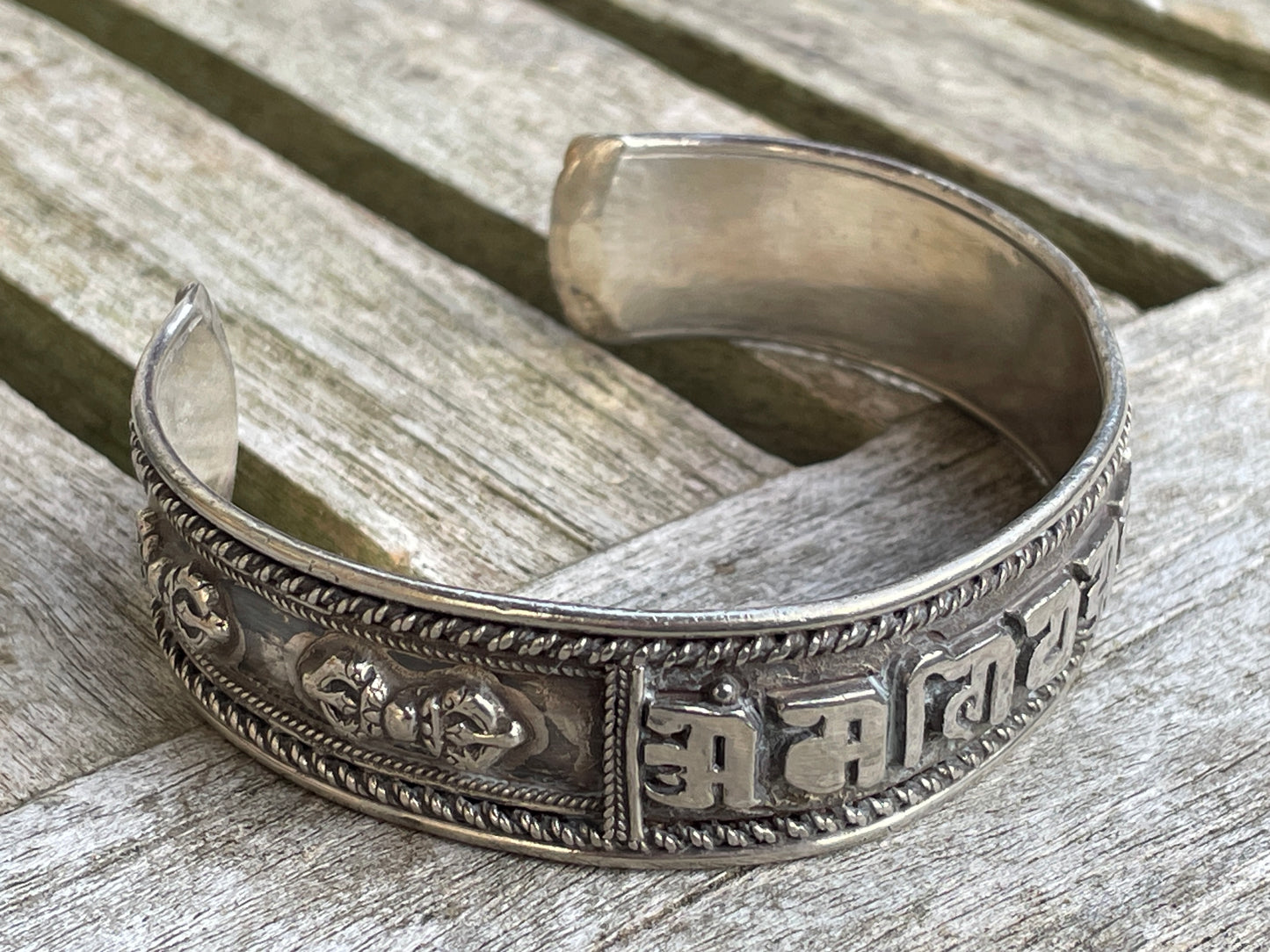 Handcrafted burnished silver ethnic bangle from Northern India 39g