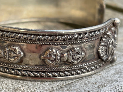 Handcrafted burnished silver ethnic bangle from Northern India 39g