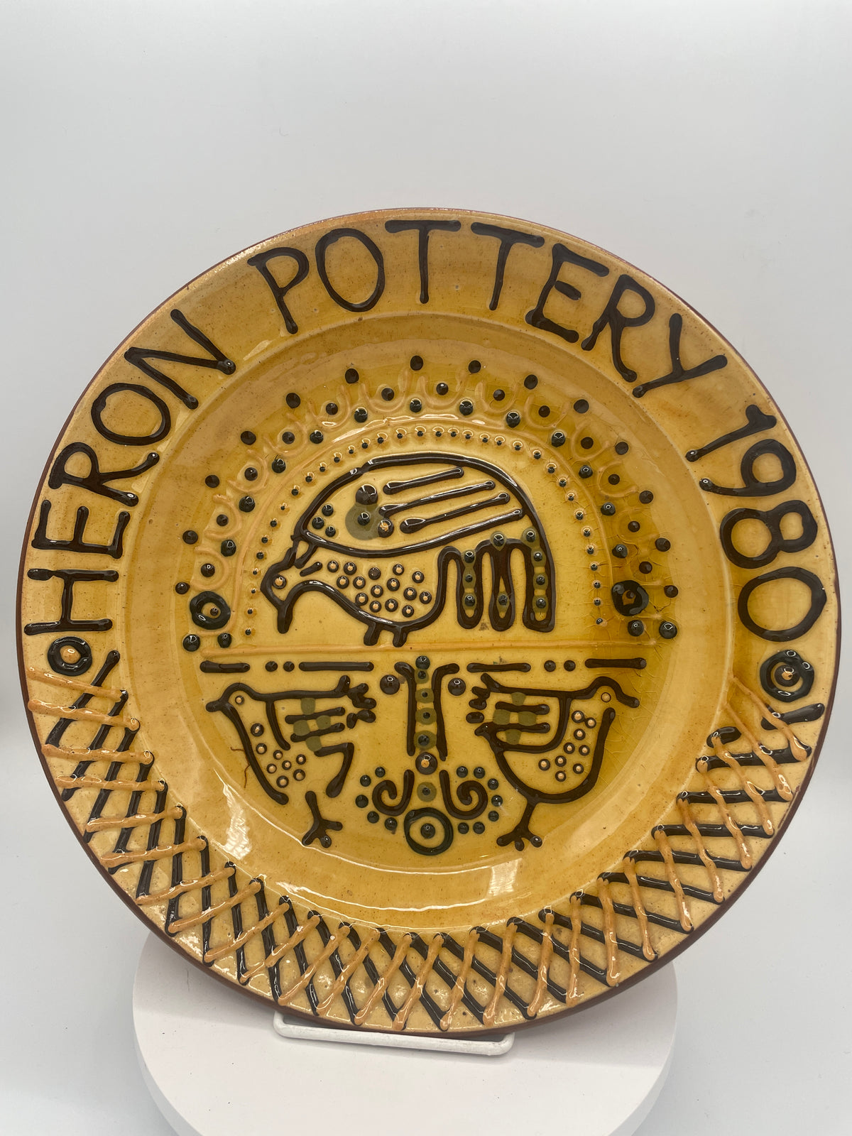 Vintage 1980s Studio Art Pottery Charger – Hand-Painted Paul Roche Heron Pottery Folk Art Bird Plate (Over 30 cm)