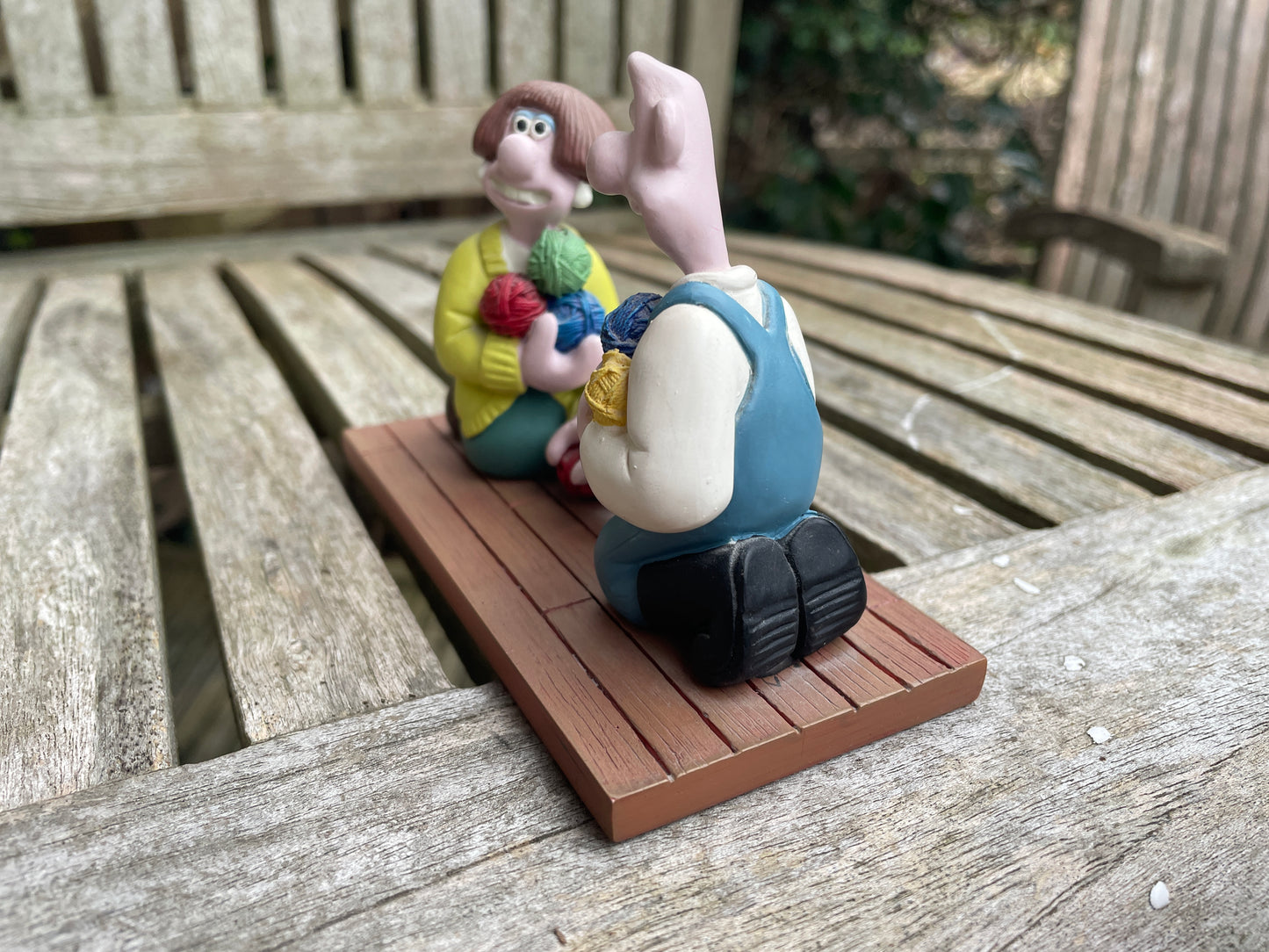 Wallace and Gromit - Wallace and Wendolene ceramic figurine 12.5cm wide