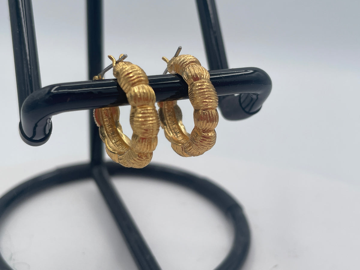 Vintage Napier Gold-Tone Chunky Ribbed Hoop Earrings, Corrugated Segmented Design, Pierced Fit (Approx. 20mm Diameter)