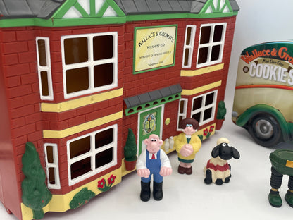 Wallace & Gromit West Wallaby Street Wash 'N' Go Playhouse, Van Biscuit Tin & Figurine Set