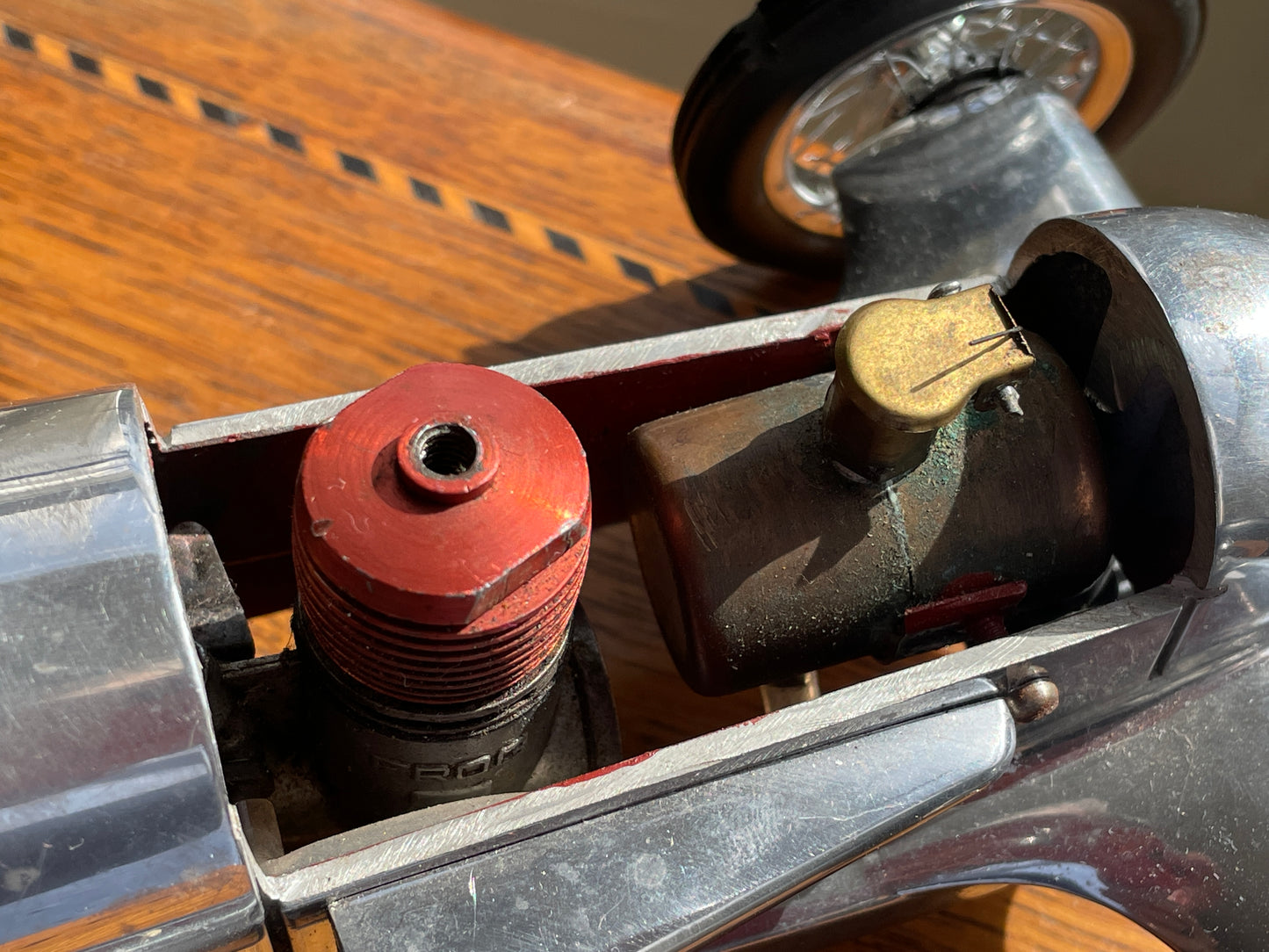 Vintage English Tether Racing Car – Exposed Engine Mechanical Model, Indianapolis Style (c.1940s–1950s)