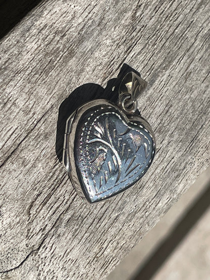 Vintage Sterling Silver Heart Locket – 925 Engraved Foliate Photo Pendant – Romantic Keepsake Jewellery