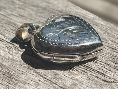 Vintage Sterling Silver Heart Locket – 925 Engraved Foliate Photo Pendant – Romantic Keepsake Jewellery
