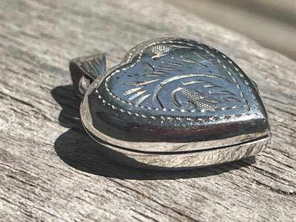 Vintage Sterling Silver Heart Locket – 925 Engraved Foliate Photo Pendant – Romantic Keepsake Jewellery