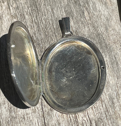 Vintage 1978 Sterling Silver Oval Locket – Sheffield Hallmarked – Hand Engraved Scroll Design – 925 Photo Keepsake Pendant