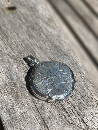 Vintage Sterling Silver Round Locket – Floral Starburst Engraving – 925 A*D Maker Mark – Keepsake Pendant with Photos