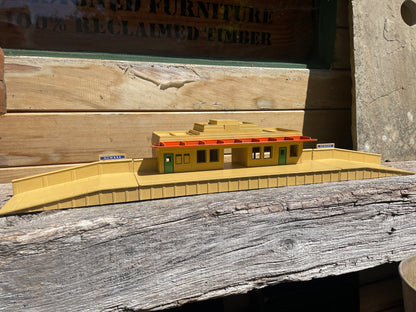 Vintage Hornby Dublo D1 Through Station with Box – Meccano Model Railway Accessory 1950s