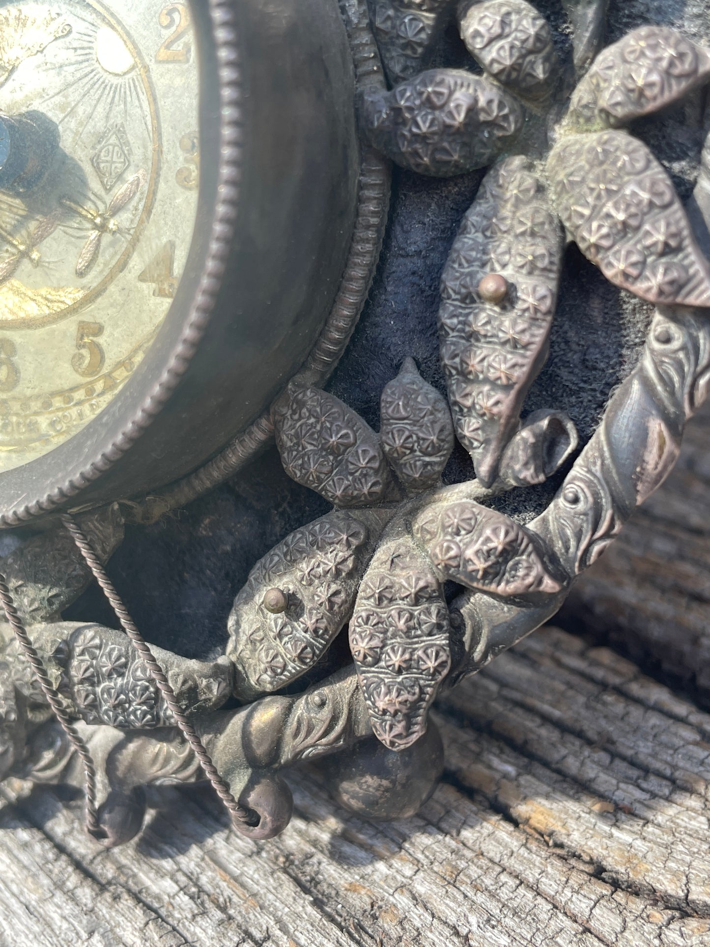 Working Aesthetic silver clock and thermometer in Mandolin form