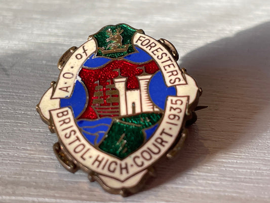 A Masonic Enamel Pin Badge Saying "A.O.  (Ancient Order) of Foresters Bristol High Court 1935" With The Colourful Crest