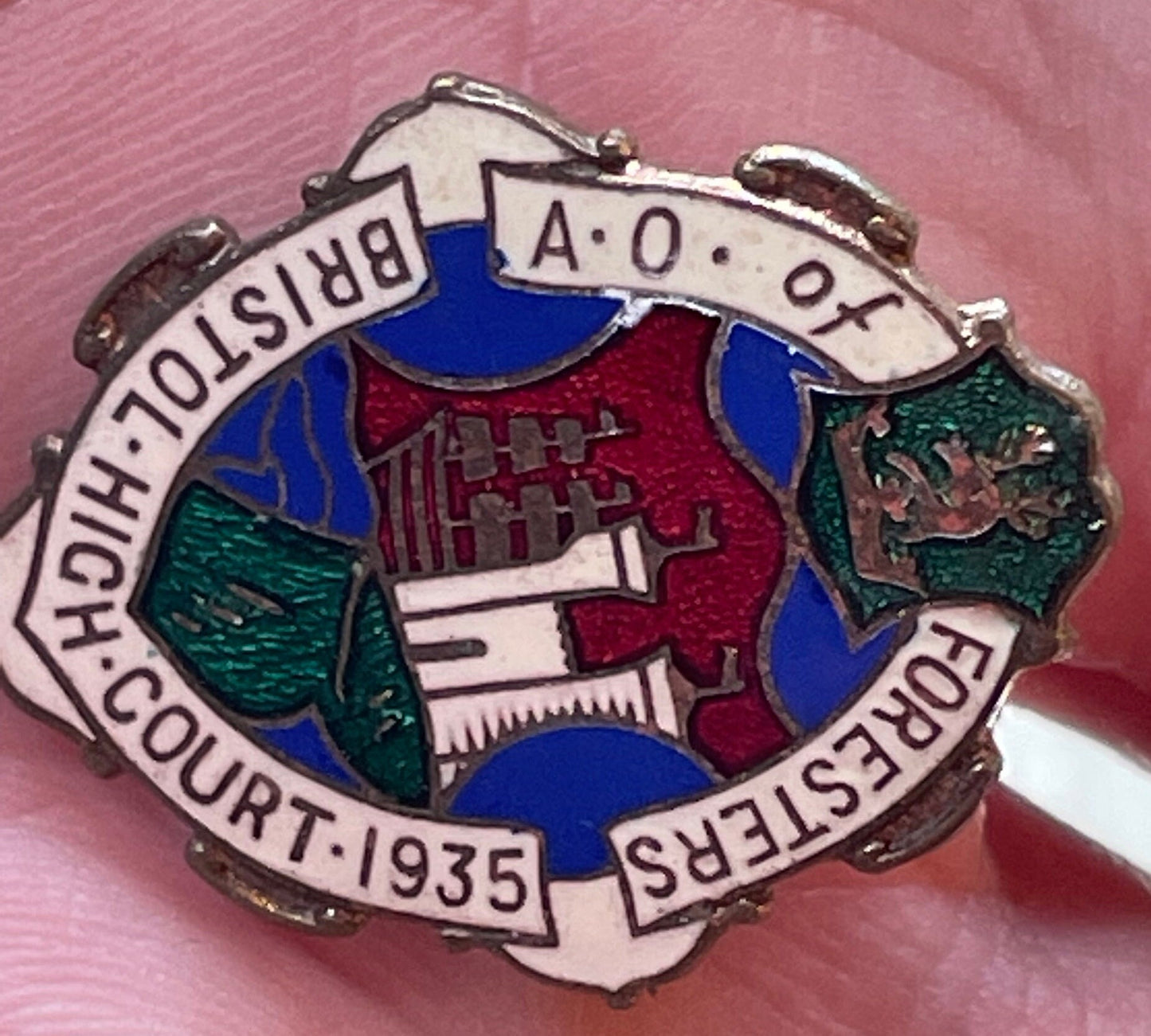 A Masonic Enamel Pin Badge Saying "A.O.  (Ancient Order) of Foresters Bristol High Court 1935" With The Colourful Crest