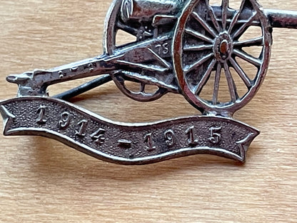 An Original French Patriotic WWI Badge Displaying The 75 Artillery Gun and The dates 1914-1915