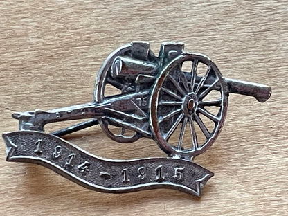 An Original French Patriotic WWI Badge Displaying The 75 Artillery Gun and The dates 1914-1915