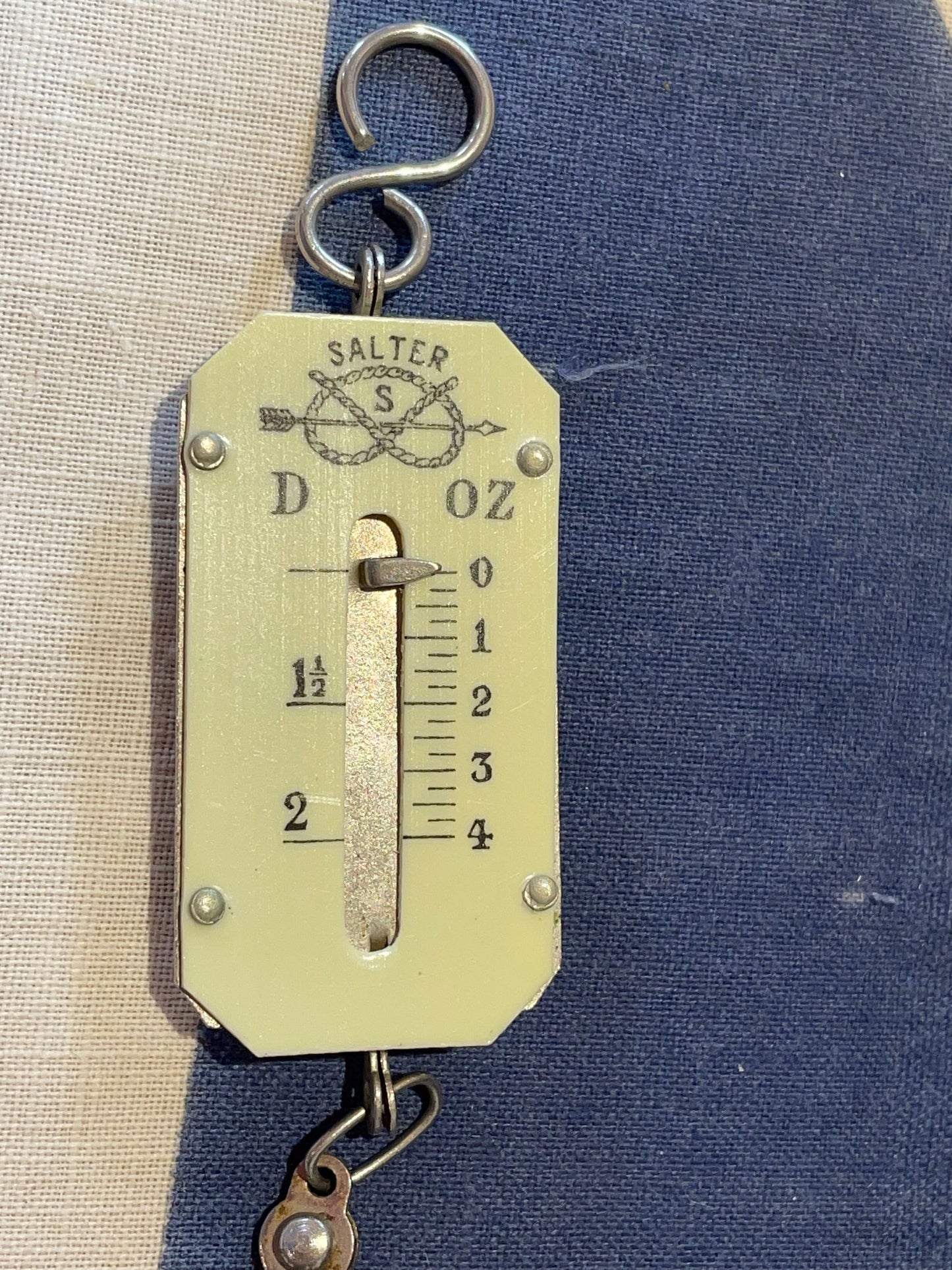 a vintage Salter pocket sized hanging weighing scale 26mm wide