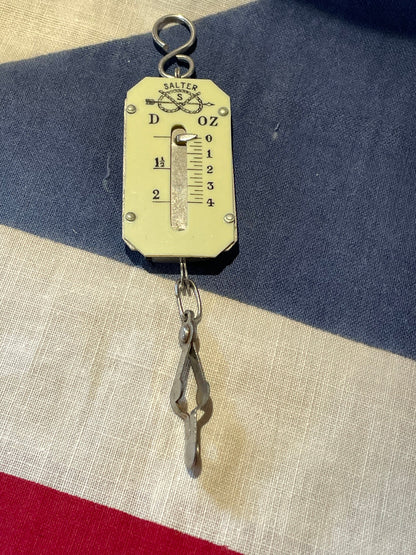 a vintage Salter pocket sized hanging weighing scale 26mm wide