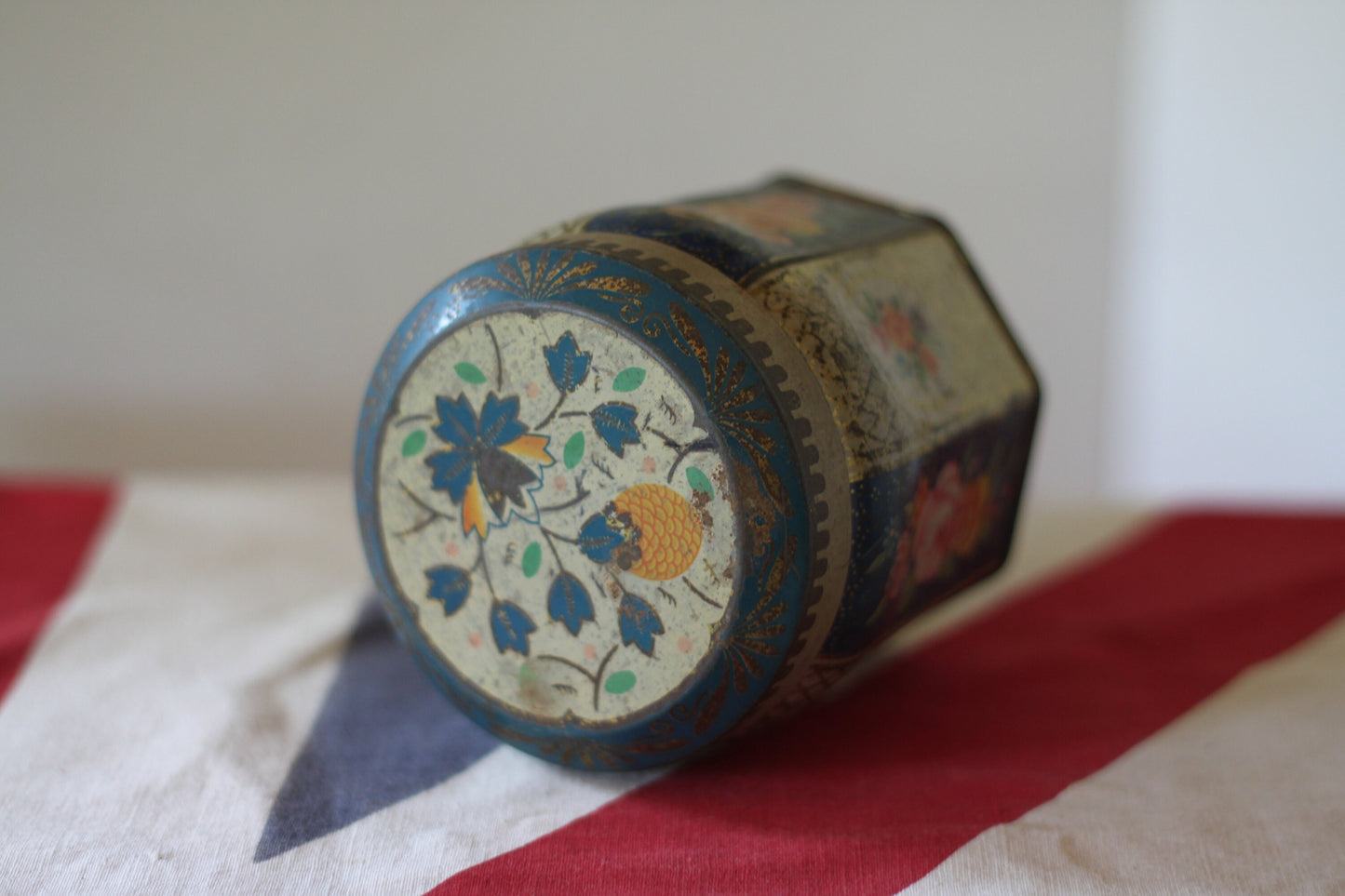 A Vintage Scribbans Kemp Bakers Tin With a Floral Pattern c1940's