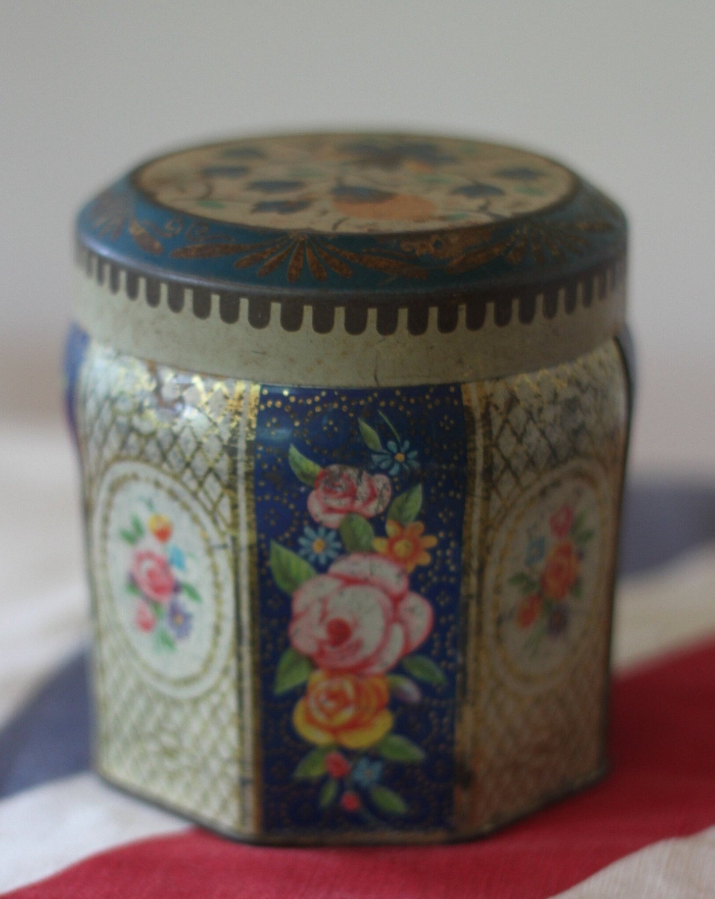 A Vintage Scribbans Kemp Bakers Tin With a Floral Pattern c1940's