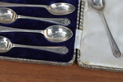 A Set of Eight Boxed George V Solid Silver Golfing Interest Teaspoons by Walker & Hall of Sheffield 1933 11cm in Length 108.0g