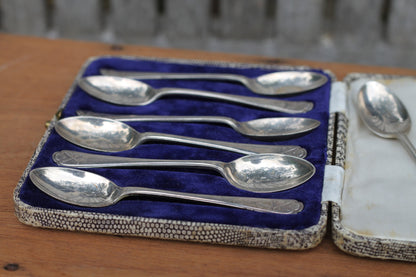 A Set of Eight Boxed George V Solid Silver Golfing Interest Teaspoons by Walker & Hall of Sheffield 1933 11cm in Length 108.0g