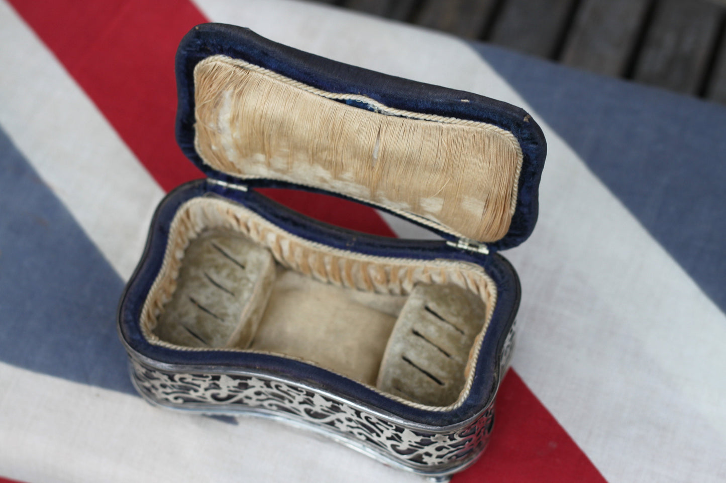 An Edwardian Hallmarked Silver Jewellery Box - Pierced Decoration Chester 1907 Cornelius Saunders & James Francis Hollings Shephard