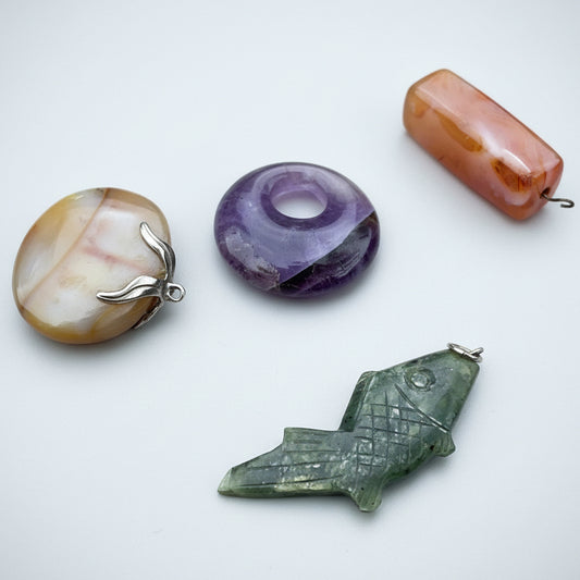 A Small Collection of 4 Stone and Agate Pendants Including Carnelian, Amethyst Largest 5cm Long